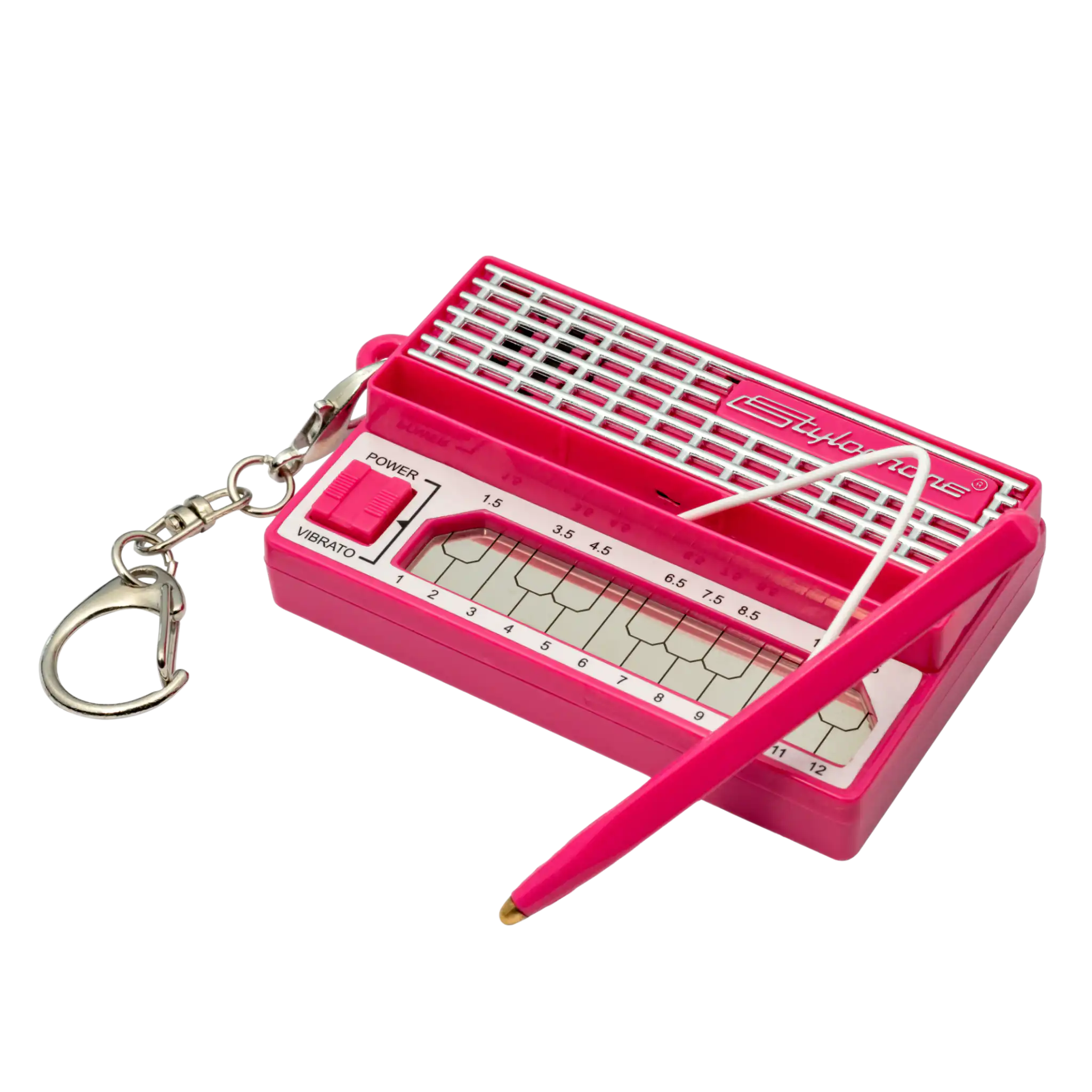 Lo Stylophone Mini rosa fotografato dall'alto, di tre quarti, con lo stilo estratto e collegato da un filo bianco, moschettone argentato a sinistra.